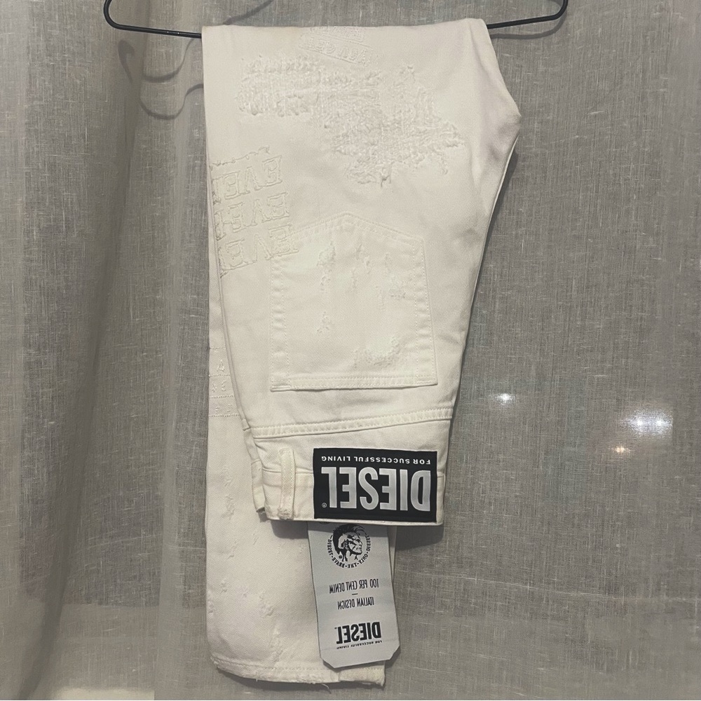 Straight-leg jeans with detailed embroidered graphic design